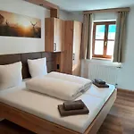 Steinbichler Han/Misafirhane Nussdorf am Attersee